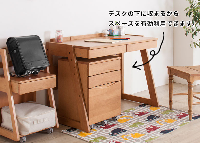 開閉スムーズなレール式の引き出しは、ノートやペンケースなどの収納に便利です。