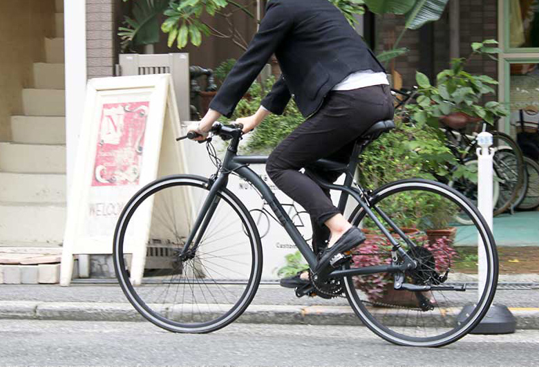 自転車 クロスバイク 街乗り アルミ シンプル グレー 21段変速