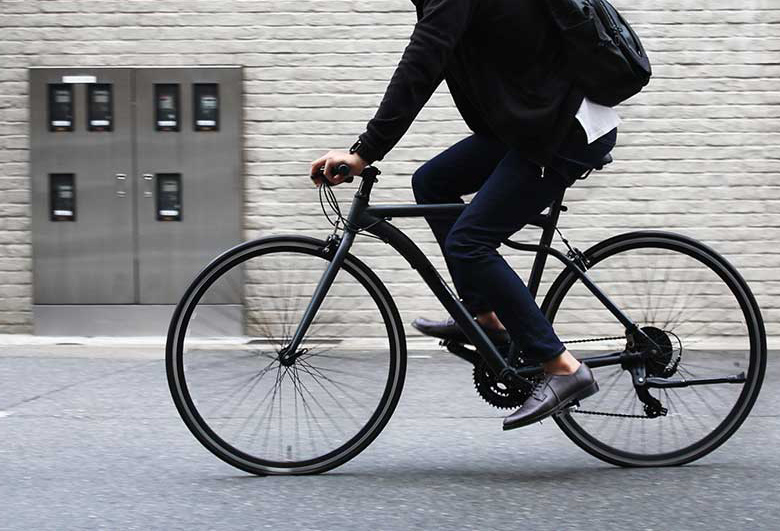 自転車 クロスバイク 街乗り アルミ シンプル グレー 21段変速