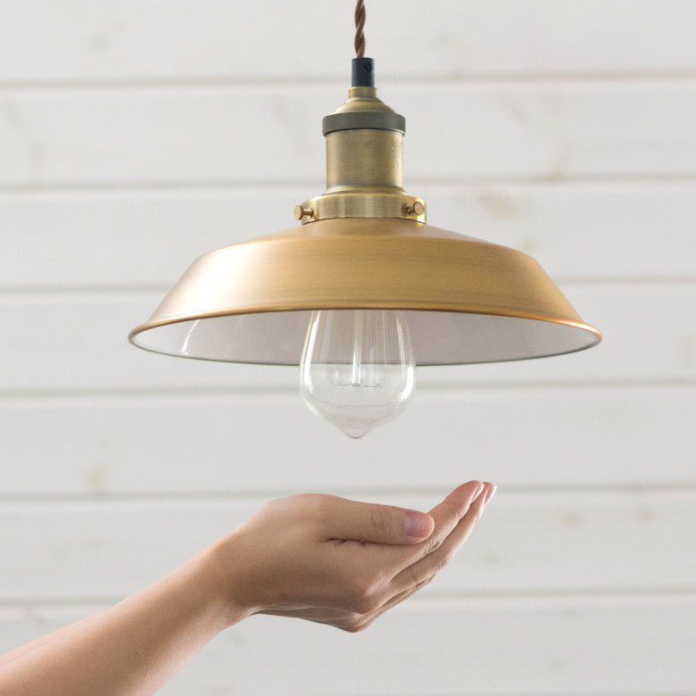 長く張り巡らされたフィラメントが、美しく光るエジソン電球付き