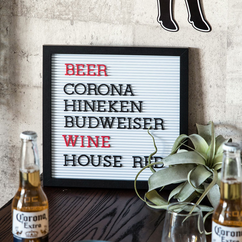 立てかけたり、壁に吊るせるインテリアボード。