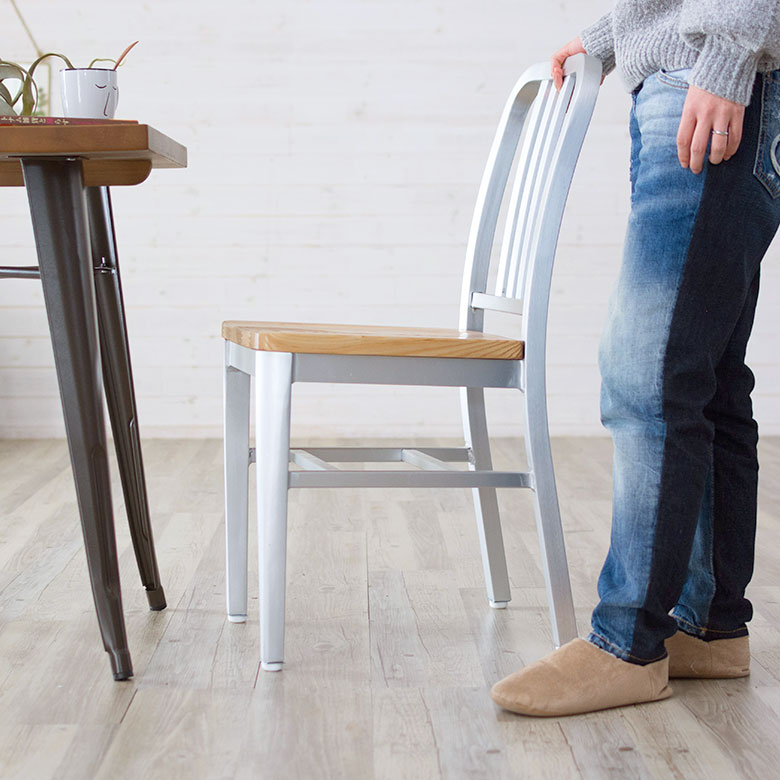 ネイビーチェア(NAVY CHAIR)をオマージュしたデザインです。