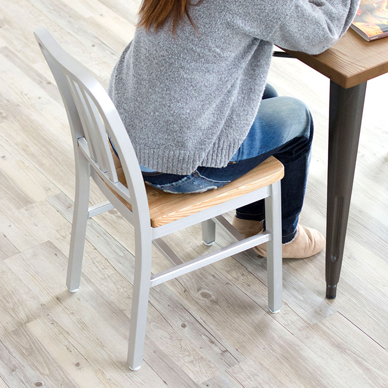 座面には、天然木アッシュを使用しています。