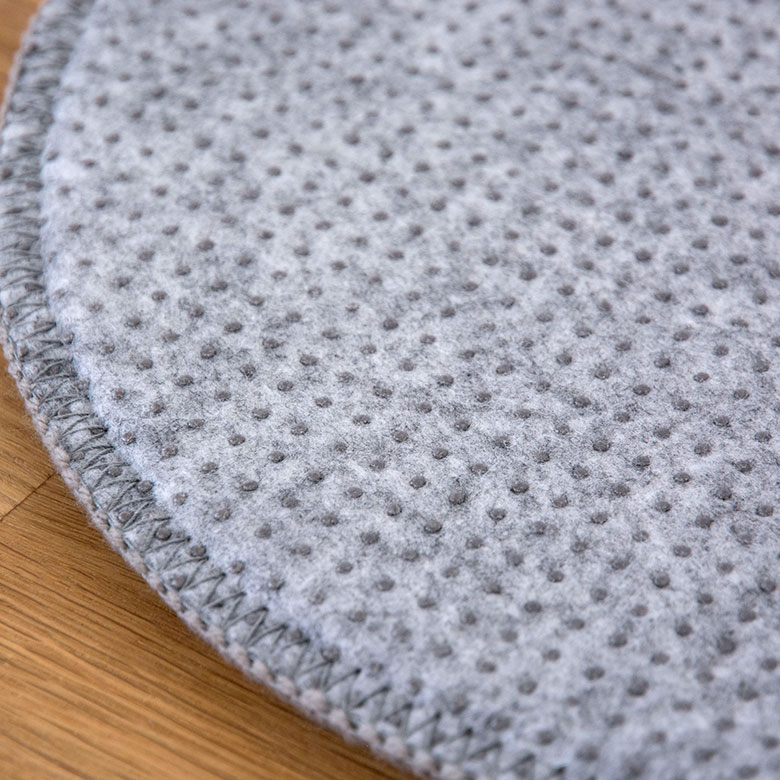 裏面はすべり止め付きで、汚れても洗えるマットです。