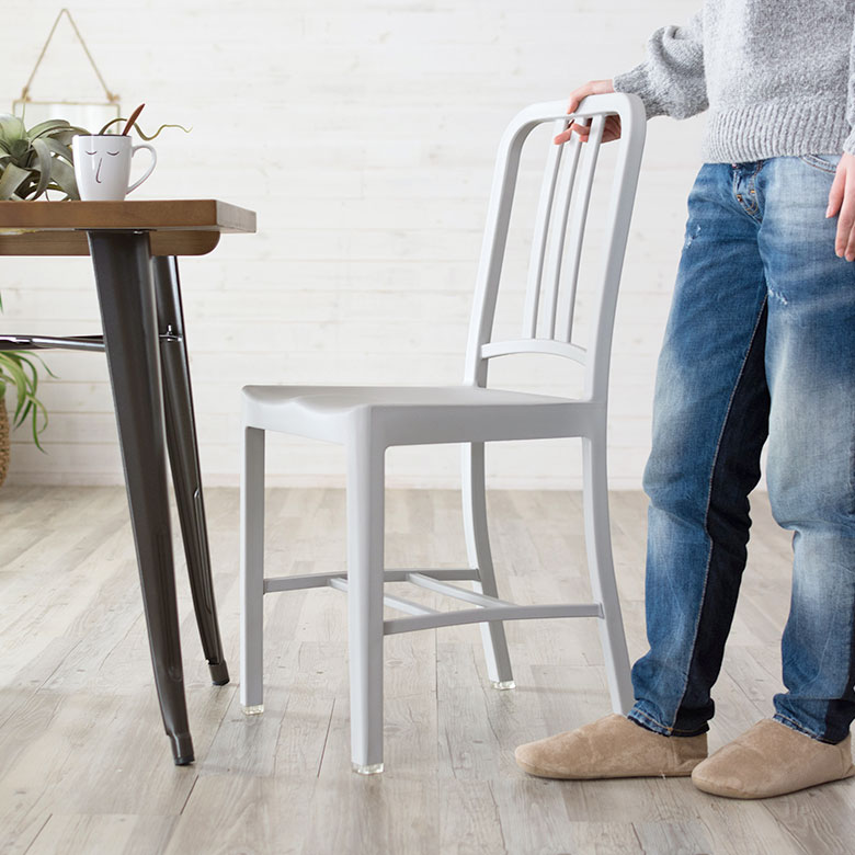 ネイビーチェア(NAVY CHAIR)をオマージュしたデザインです。