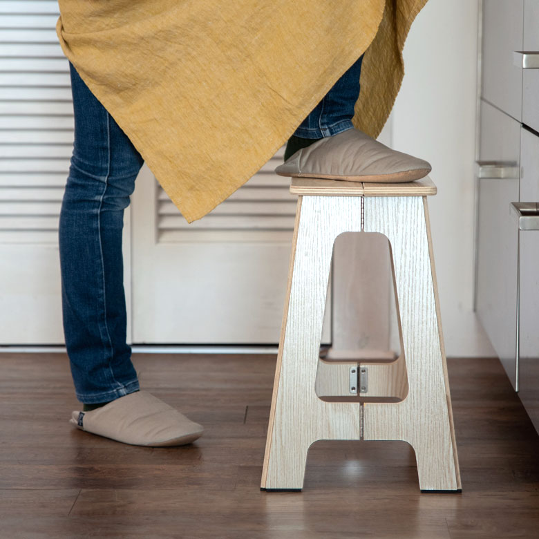 開くときに角に手を置かないでください。手を挟んでけがをする可能性があります。