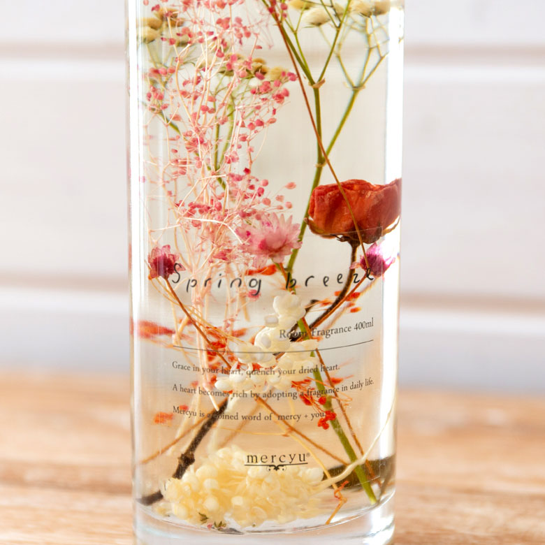 「感謝」「幸福」という花言葉を持つピンクのバラをメインに。