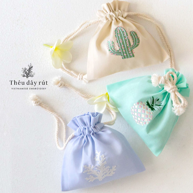 トレンドカラーと個性的な刺繍が魅力の巾着。小物入れに。