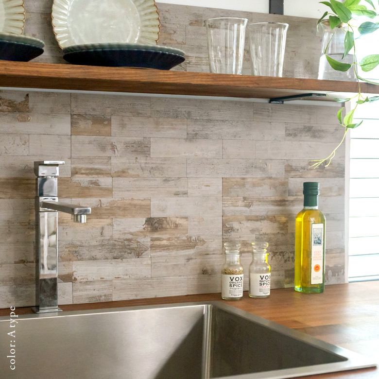 見た目も、手触りも、まるで天然木。ウッド調タイルシール