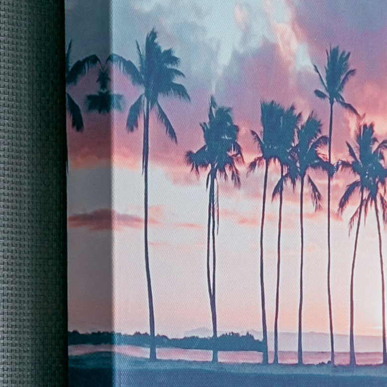 穏やかな海岸を切り取った、幻想的な雰囲気のアート