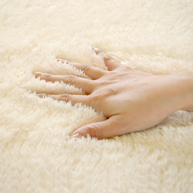 極上のなめらか肌触りのラグ