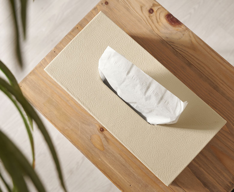 蓋にはフェイクレザーが組み合わされています
