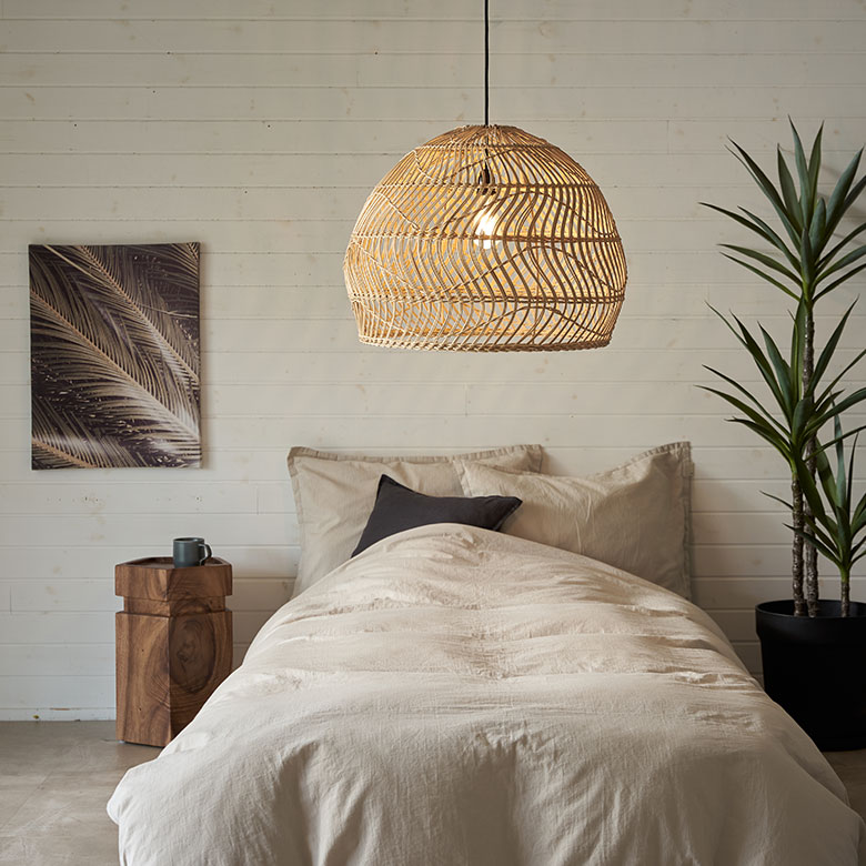 特大ランプシェードが主役のホテルライクなベッドルーム