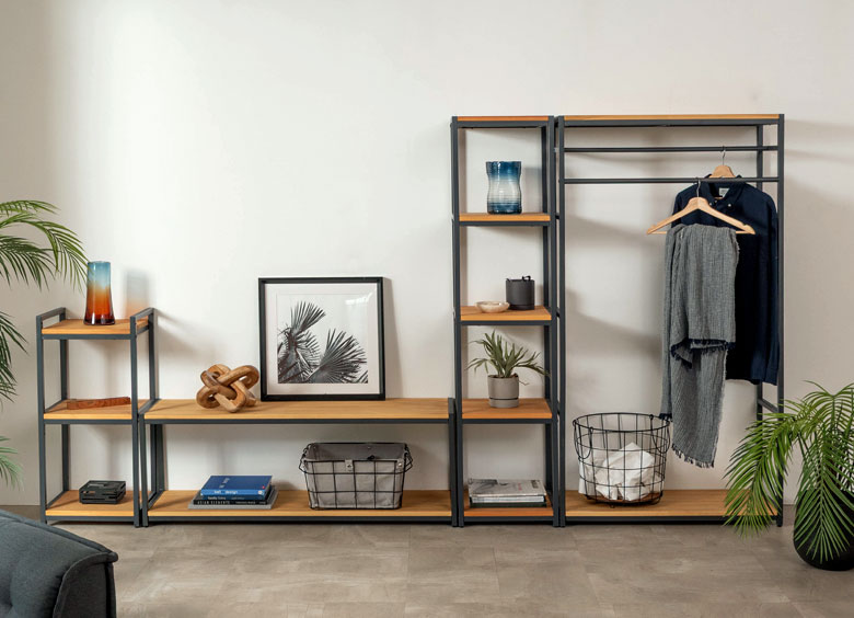 ナチュラルな天板と、ベーシックなフレーム