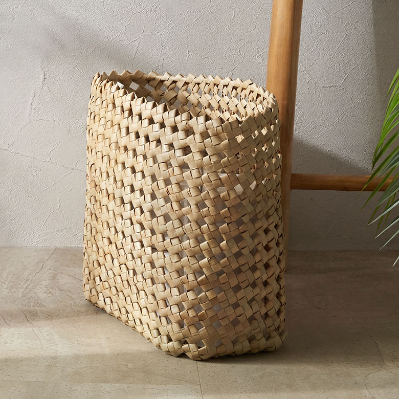 ヤシの葉でできたスリムバスケット