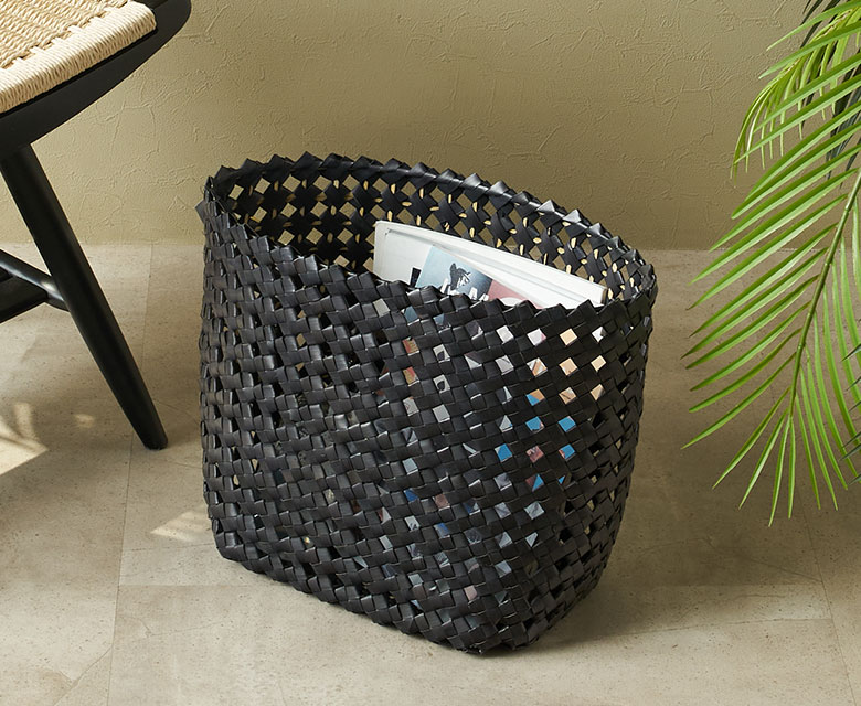 丁寧に編まれたハンドメイドのカゴ