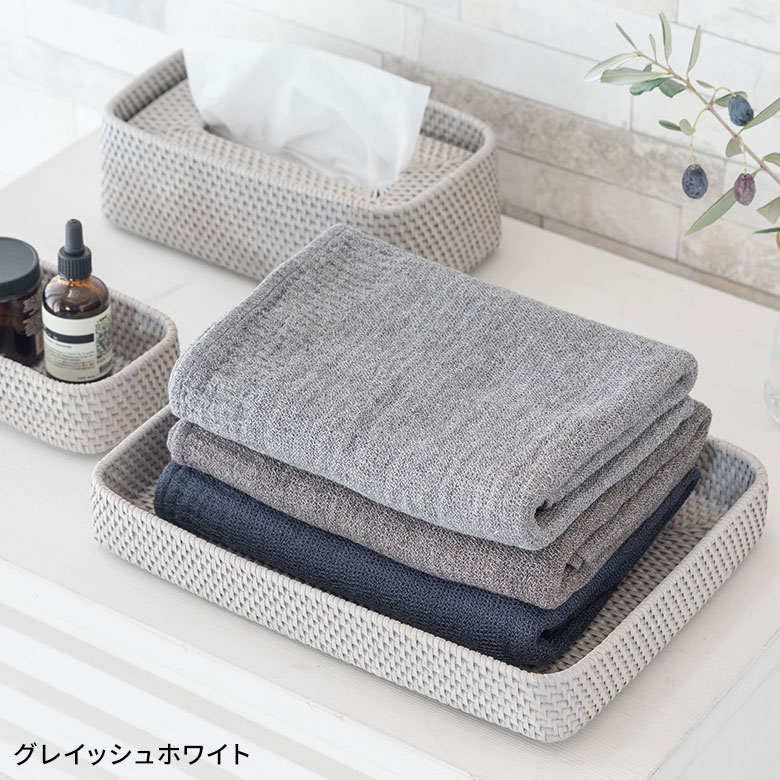 生活感を隠して空間になじむラタンケース