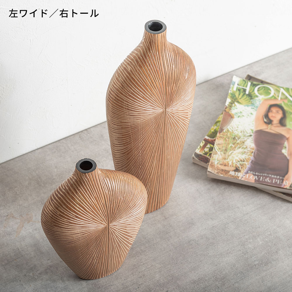 トールとワイドの2タイプから選べる薄型のウッド調フラワーベース