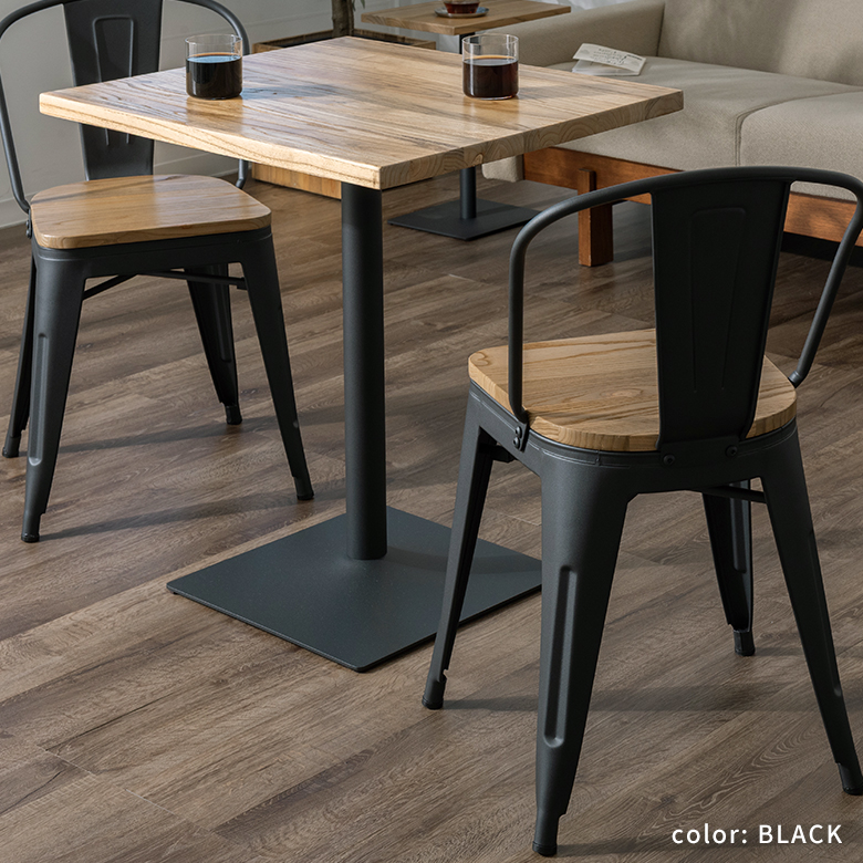 新色ブラックのカフェテーブルとチェア。マットなブラックスチールと天然木ニレ材のコントラスト