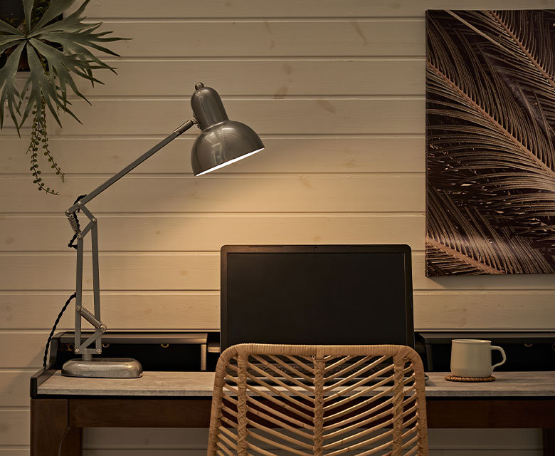 アーム可動のデスクライト