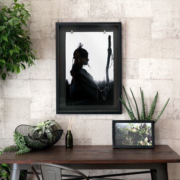 クリップで写真を留めたガラスフレームのモノクロフォトアート 70×50cm