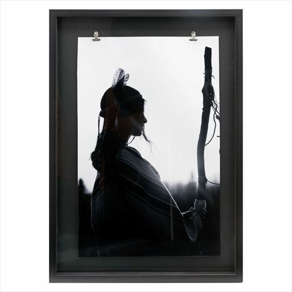 クリップで写真を留めたガラスフレームのモノクロフォトアート 70×50cm