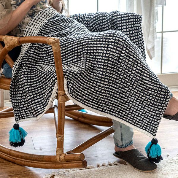 四隅にタッセルを添えたチェック柄ニットブランケット 大判約100×140cm