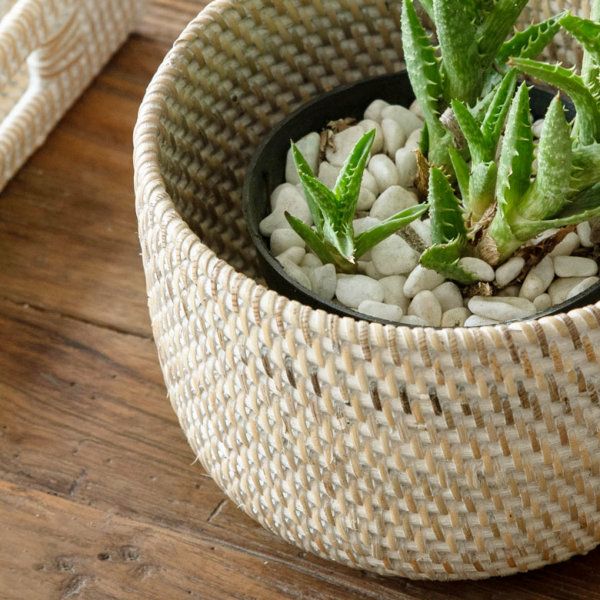 観葉植物にも使えるラタン製ホワイトウォッシュラウンドバスケット 約