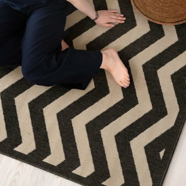 室内外で使えるジグザグ模様のシェブロン柄デザインラグ 約133×190cm