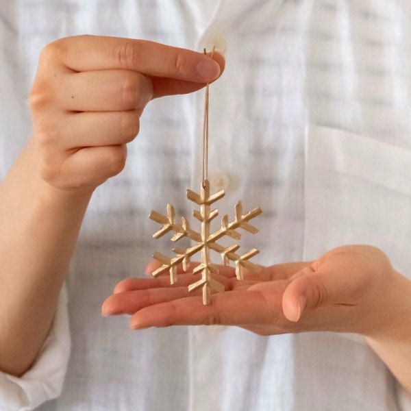 雪の結晶をかたどった錫(すず)製プレートオーナメント スノーフレーク