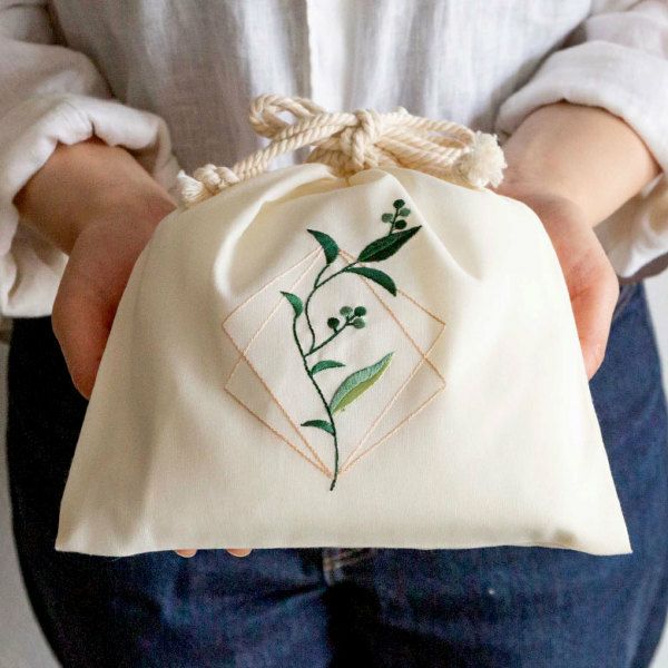 サボテンやパイナップル柄が華やかなベトナム刺繍巾着 Mサイズ