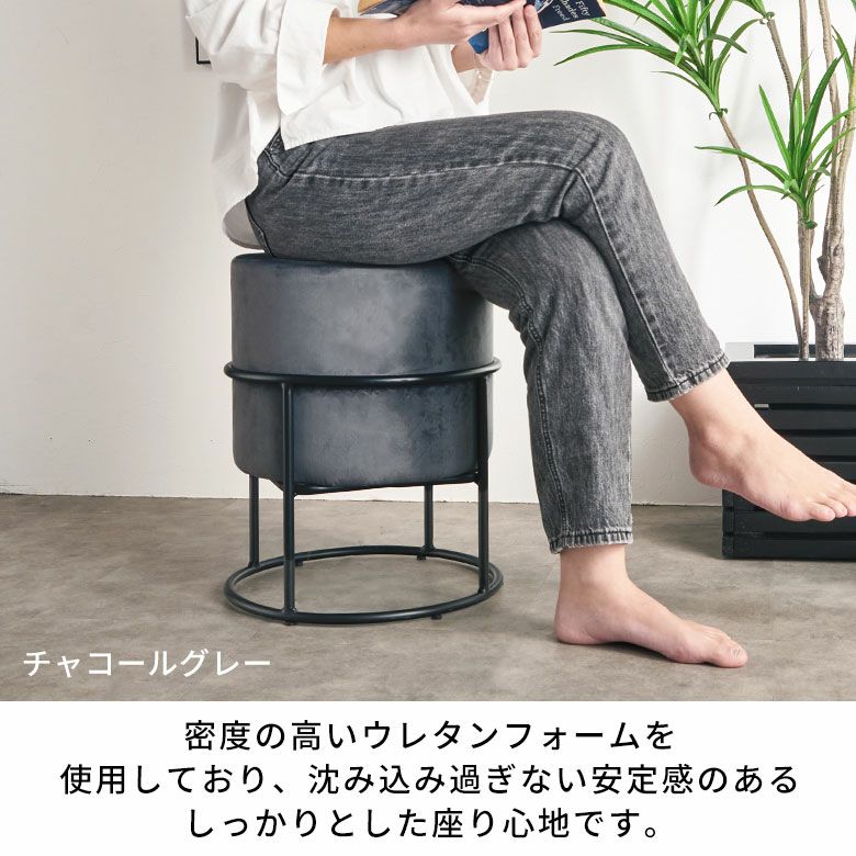 重ねてコンパクトに収納できるベルベット調の丸いスツール(84103