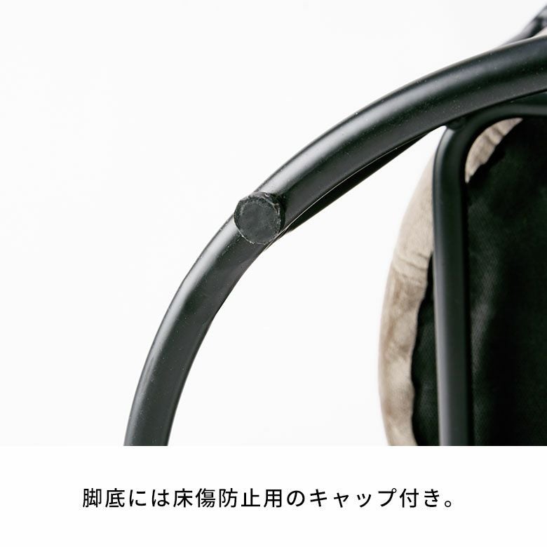 重ねてコンパクトに収納できるベルベット調の丸いスツール(84103