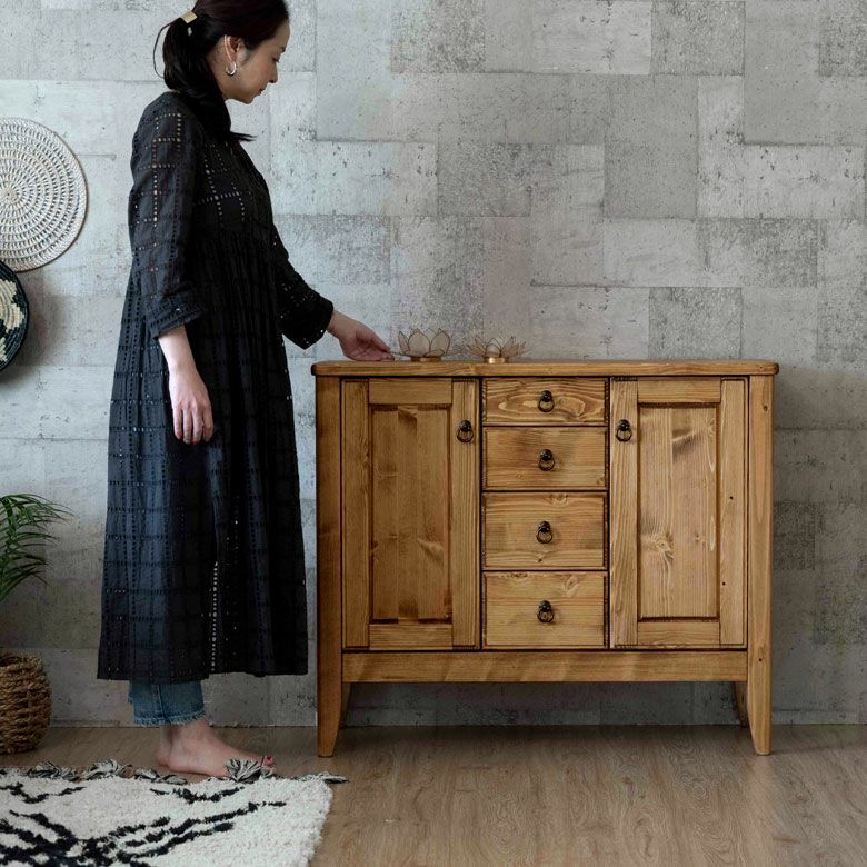 オイル仕上げが木目を引き立てるパイン材サイドボード 約W95×D40×H80cm