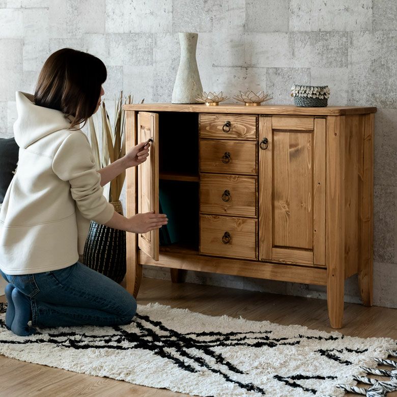 オイル仕上げが木目を引き立てるパイン材サイドボード 約W95×D40×H80cm