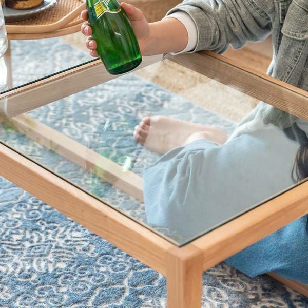 天然木アッシュ材のウッドフレームと強化ガラス天板のセンターテーブル