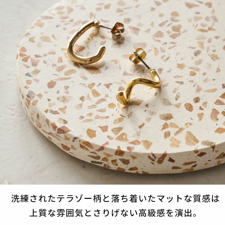 テラコッタブラウンのぺブルがミックスされた丸いテラゾーのコースター