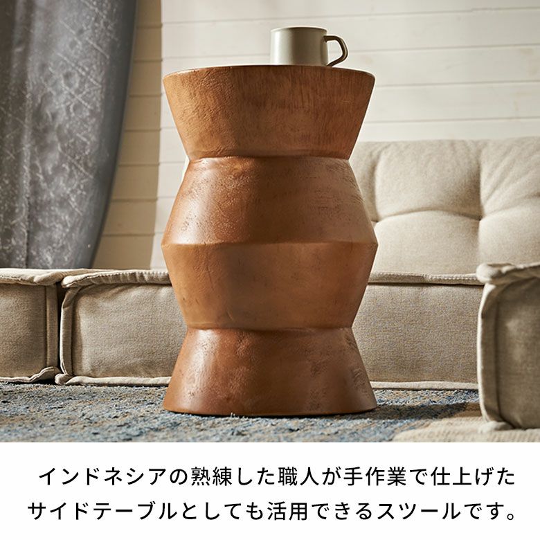 モンキーポッドツリーの無垢材から削り出したサイドテーブルとしても