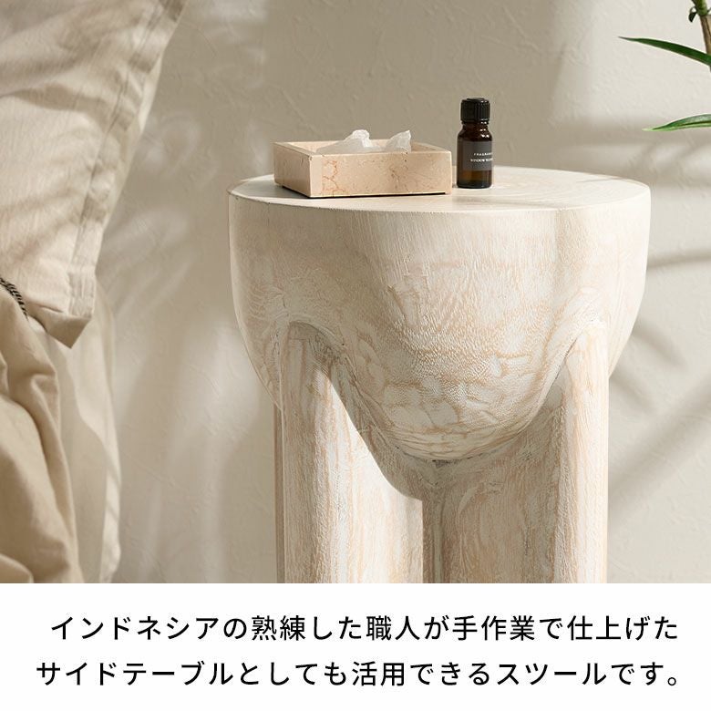 モンキーポッドツリーの無垢材から削り出したサイドテーブルとしても