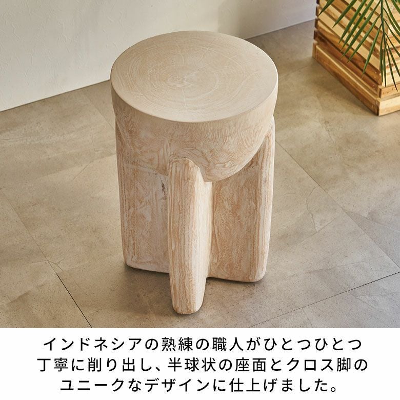 モンキーポッドツリーの無垢材から削り出したサイドテーブルとしても