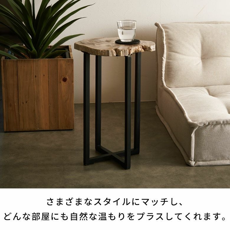 木の化石でできたフォッシルストーン製の天板にシンプルなアイアン製の