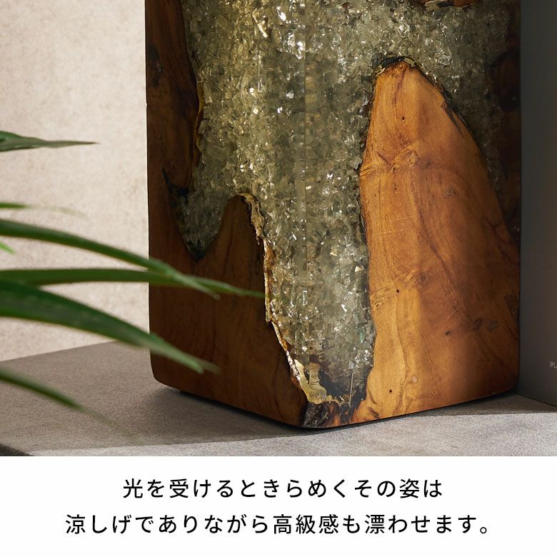 ブックエンドとしても使えるチーク古木とクラッシュガラスの