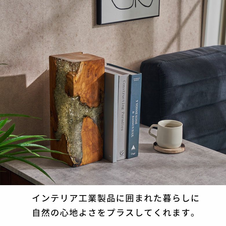 ブックエンドとしても使えるチーク古木とクラッシュガラスの