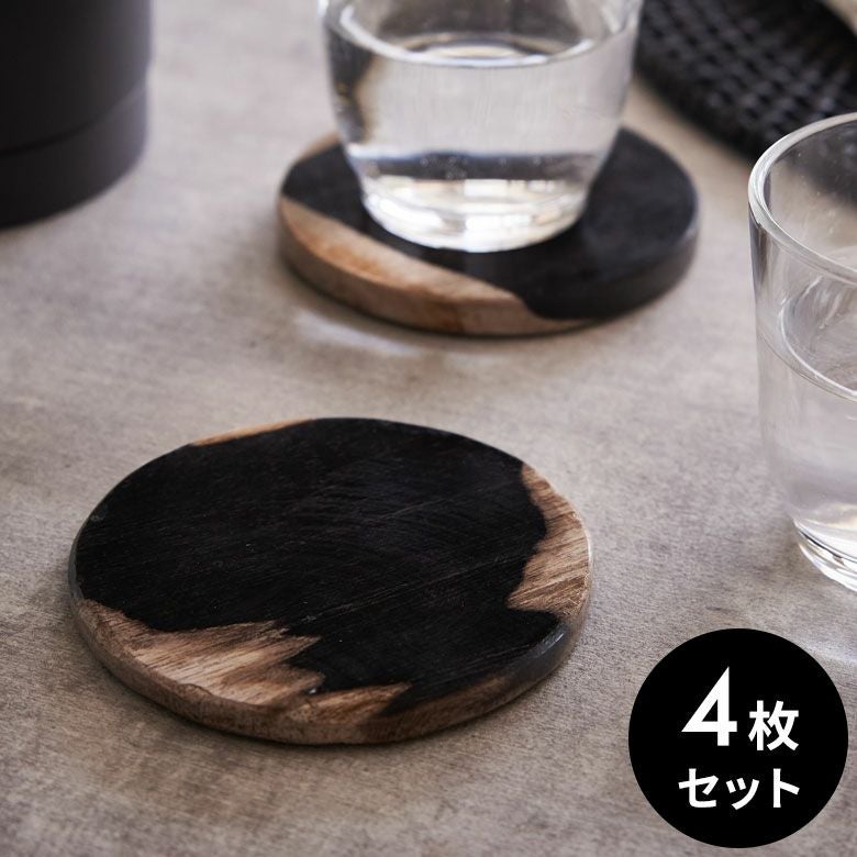 フォッシルストーンと呼ばれる木の化石で作られた丸いコースター4枚