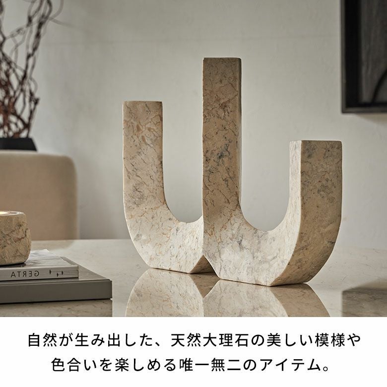 高級感溢れるアイボリー色の大理石を彫って作られた3連マーブル