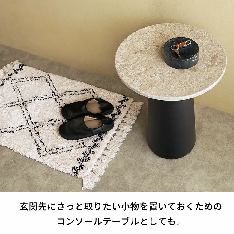 天然大理石の高級感あふれる天板とブラック色の脚とのコントラストが