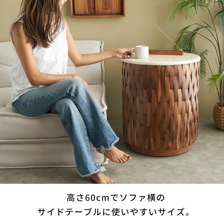 天然大理石の天板にリサイクルチークを組み合わせた丸いサイドテーブル