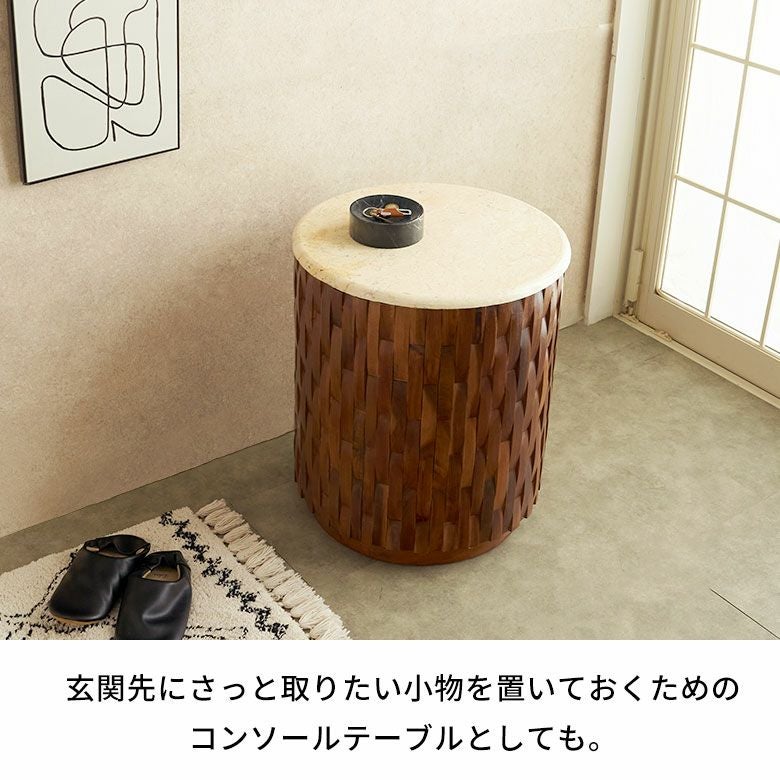 天然大理石の天板にリサイクルチークを組み合わせた丸いサイドテーブル