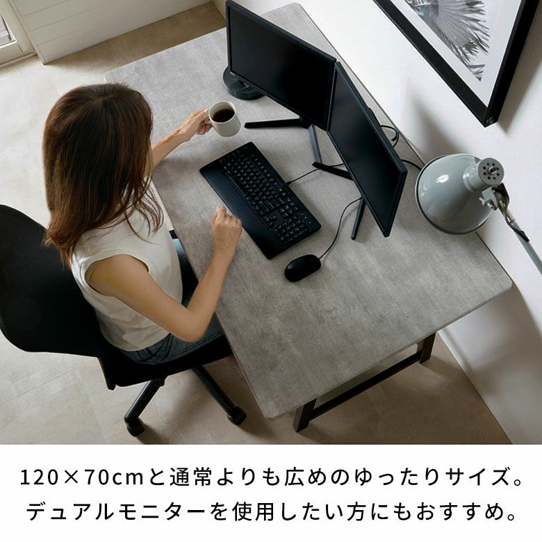 傷や汚れに強い新素材を使用した天板と、無垢材の脚で仕上げた