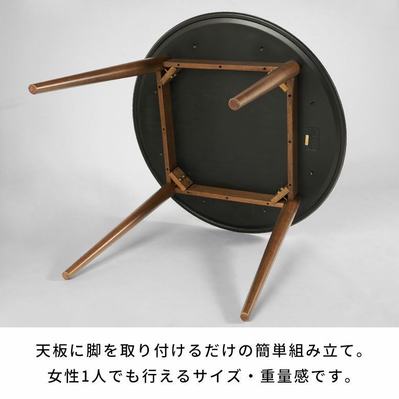 傷や汚れに強い新素材を使用した大理石調天板と、無垢材の脚で仕上げた
